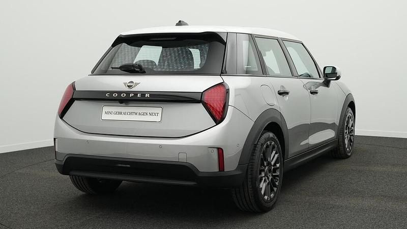 Używany Mini Cooper Classic 114 kW (156 KM) 2025 Srebrny Hatchback