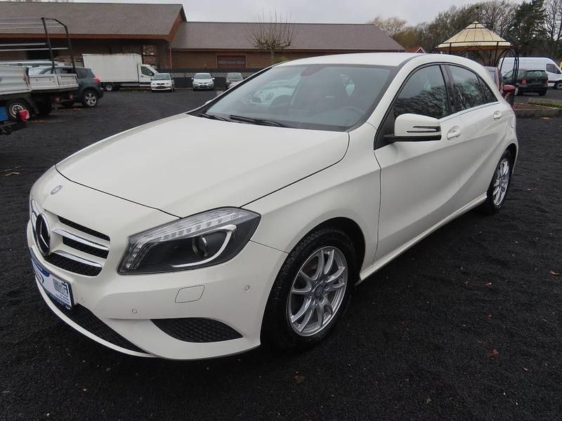 Gebraucht Mercedes A180 122 PS (89 kW) 2015 Weiß Limousine