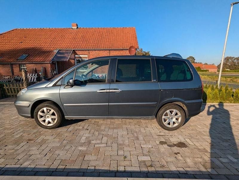 Grau Gebraucht 2008 Peugeot 807 Van / Kleinbus | 1.790 € (Superpreis) - Bild 1/4