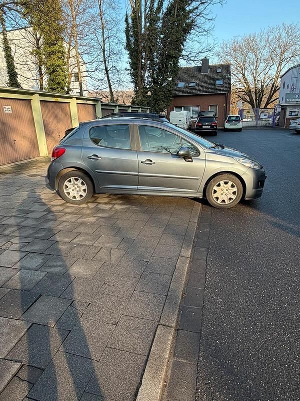 Gebraucht Peugeot 207 73 PS (53 kW) 2011 Grün Limousine