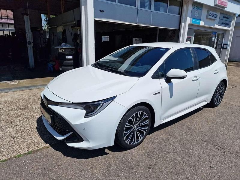 Schneeweiß Gebraucht 2019 Toyota Corolla Hybrid Club Limousine | 20.900 € (Guter Preis) - Bild 1/4