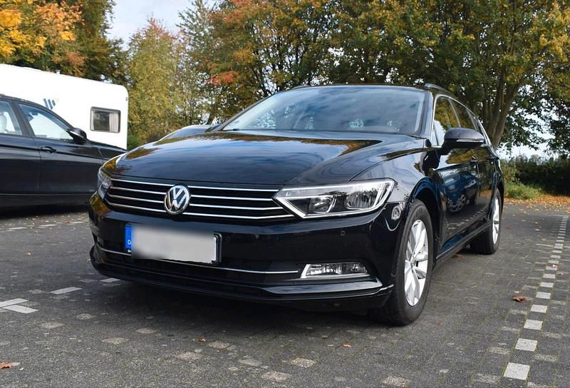 Schwarz Gebraucht 2018 VW Passat Comfortline Kombi | 16.300 € (Fairer Preis) - Bild 1/4