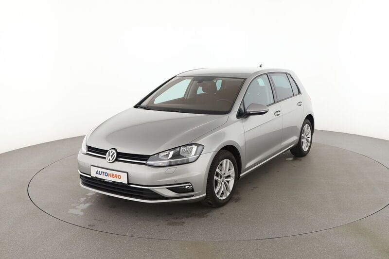 Grau Gebraucht 2017 VW Golf VII Comfortline Limousine | 13.910 € (Guter Preis) - Bild 1/4