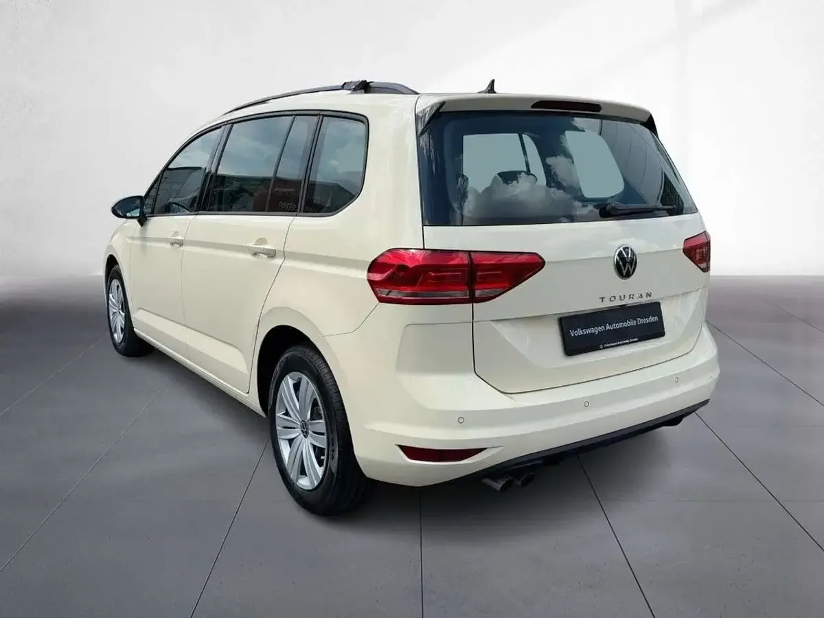 Neu VW Touran Trendline 150 PS (110 kW) 2026 Hellelfenbein Van / Kleinbus