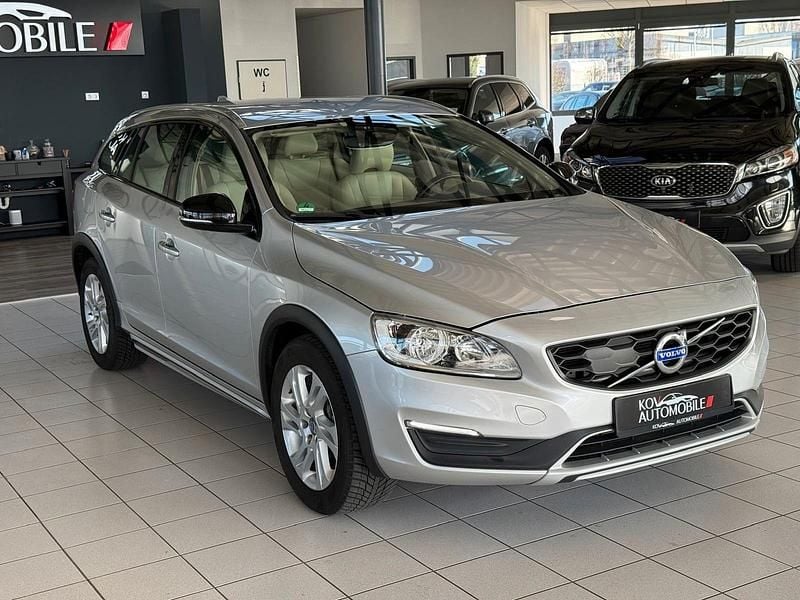 Gebraucht Volvo V60 CC Momentum 150 PS (110 kW) 2015 Silber Kombi