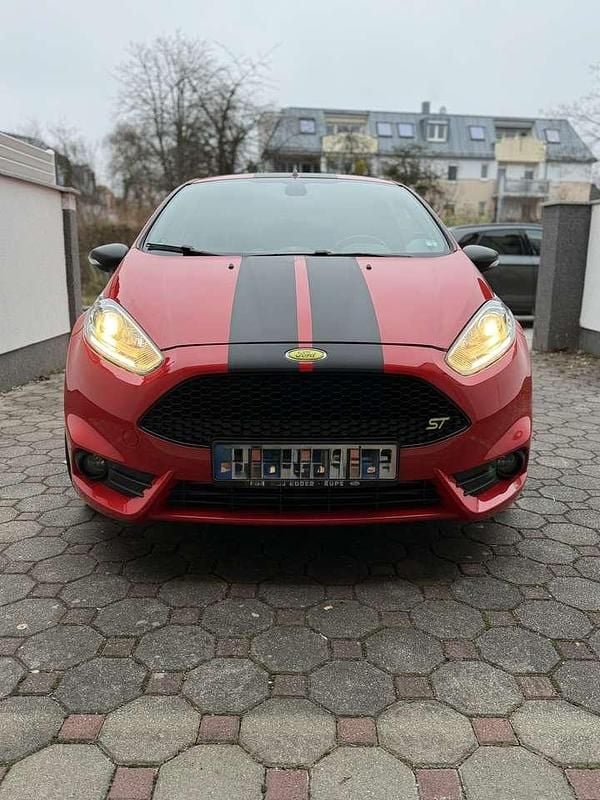 Gebraucht Ford Fiesta ST 182 PS (133 kW) 2016 Rot Limousine