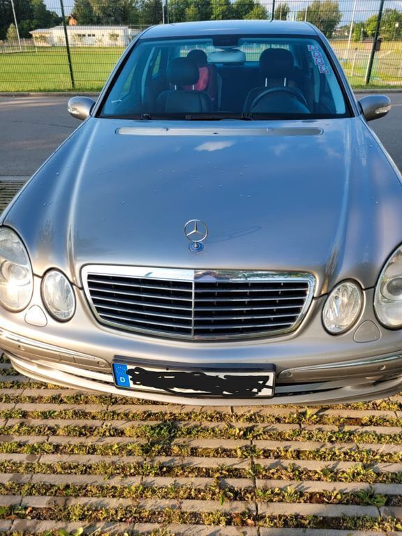 Grau Gebraucht 2006 Mercedes E320 Avantgarde Limousine | 9.350 € (Etwas zu teuer) - Bild 1/4
