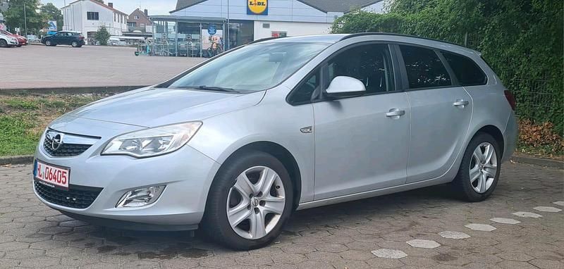 Silber Gebraucht 2011 Opel Astra Kombi | 4.899 € (Fairer Preis) - Bild 1/4