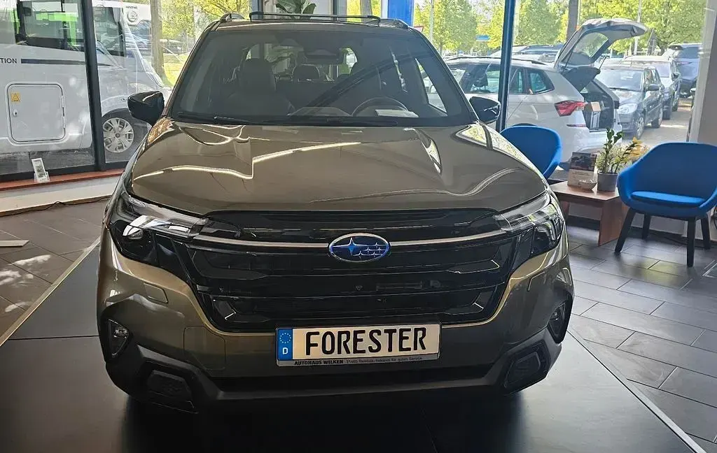 Neu Subaru Forester Platinum 136 PS (100 kW) 2026 Grün SUV