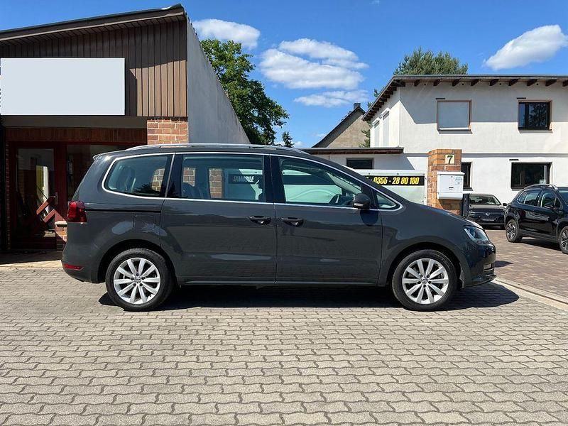 Grau Gebraucht 2018 VW Sharan Highline Van / Kleinbus | 18.399 € (Superpreis) - Bild 1/4