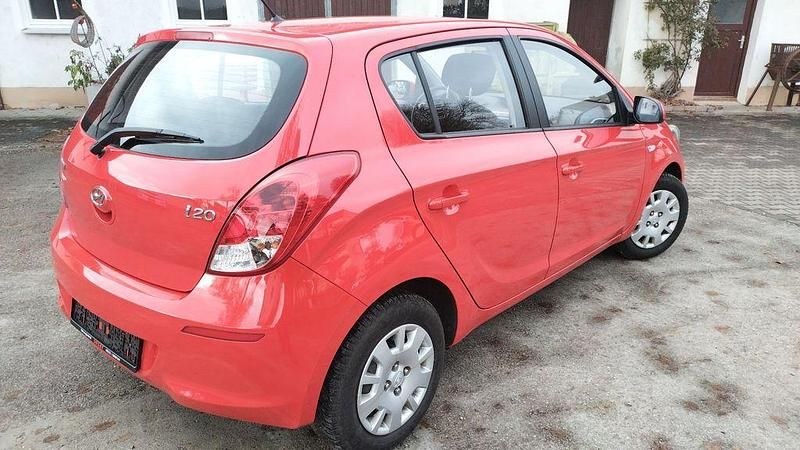 Gebraucht Hyundai i20 Trend 86 PS (63 kW) 2012 Rot Limousine