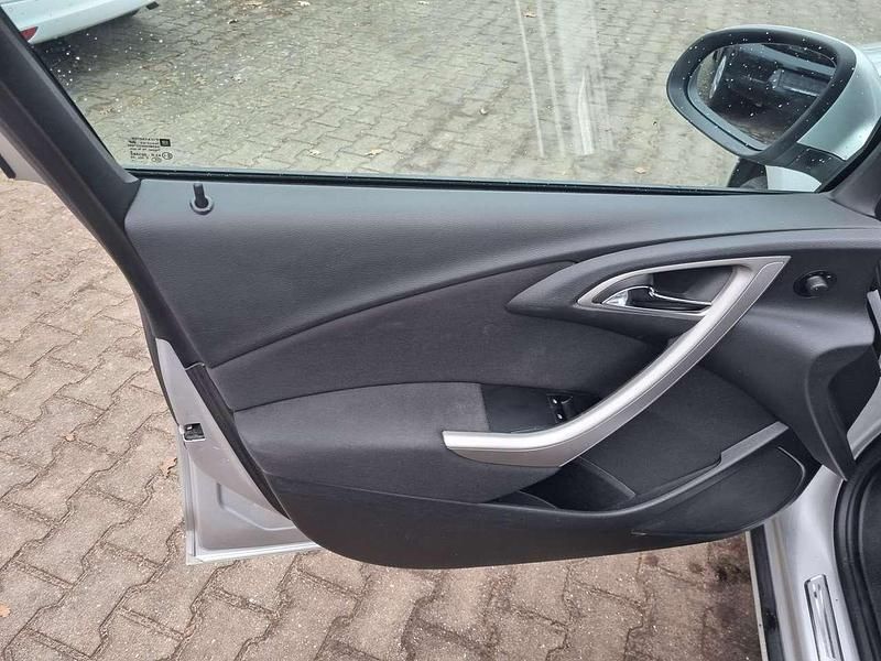 Gebraucht Opel Astra Edition 140 PS (102 kW) 2011 Silber Limousine