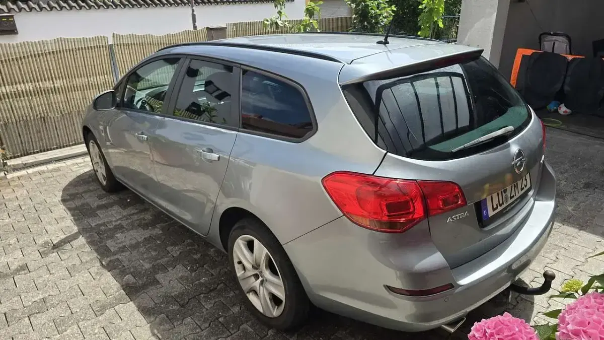 Gebraucht Opel Astra Edition 140 PS (102 kW) 2011 Kombi