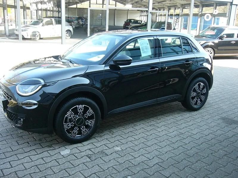 Neu Fiat 600 Icon 145 PS (106 kW) 2026 Schwarz SUV