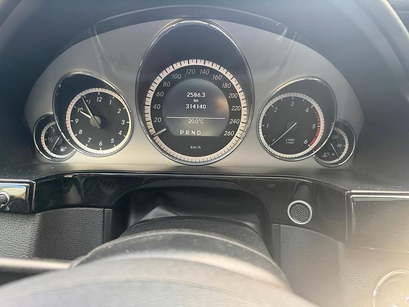 Schwarz Gebraucht 2010 Mercedes E220 Kombi | 5.950 € (Fairer Preis) - Bild 1/4