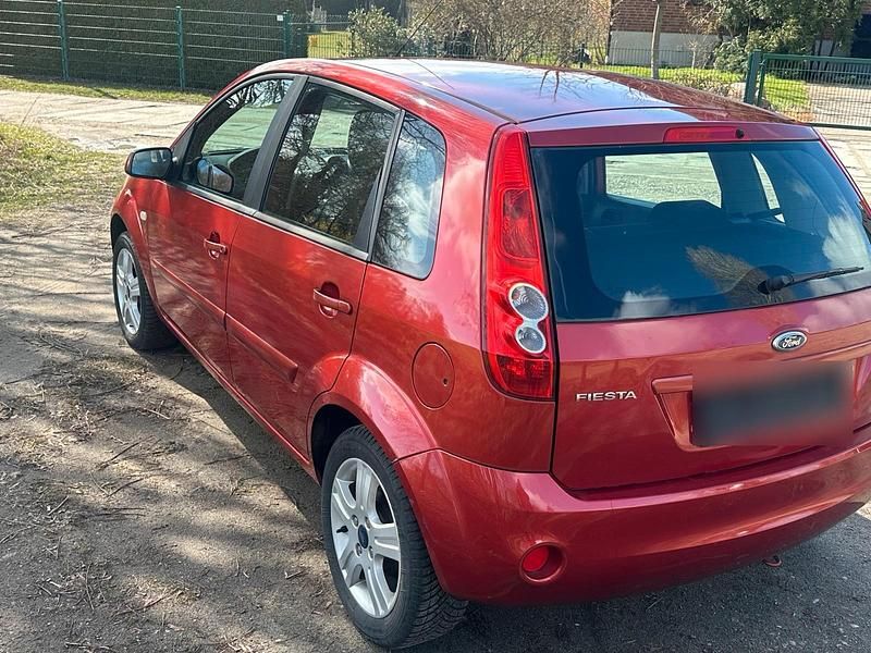 Gebraucht Ford Fiesta 80 PS (58 kW) 2008 Rot Kleinwagen