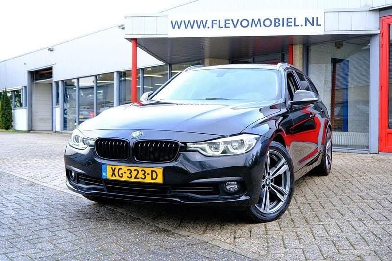 Schwarz Gebraucht 2019 BMW 318 Executive Kombi | 15.250 € (Superpreis) - Bild 1/4