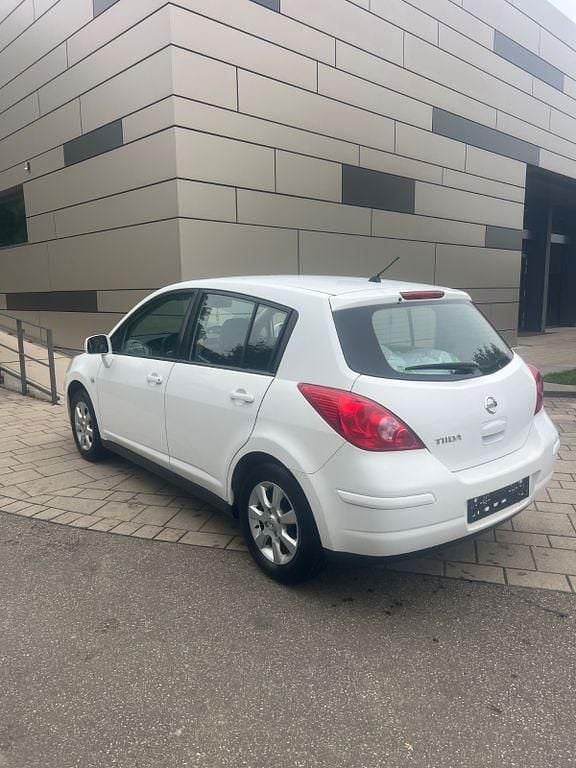 Weiß Gebraucht 2009 Nissan Tiida Acenta Limousine | 3.850 € (Fairer Preis) - Bild 1/4