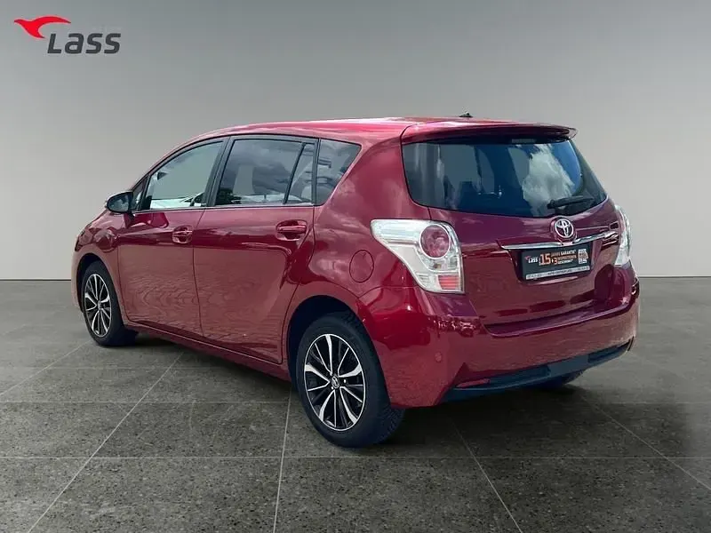 Gebraucht Toyota Verso Basis 147 PS (108 kW) 2017 Tokiorot perleffekt Van / Kleinbus