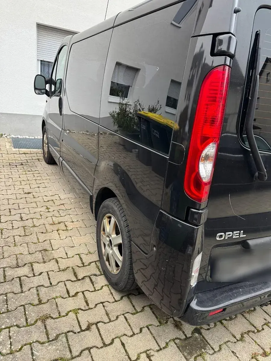 Używany Opel Vivaro 145 KM (106 kW) 2008 Czarny Minivan