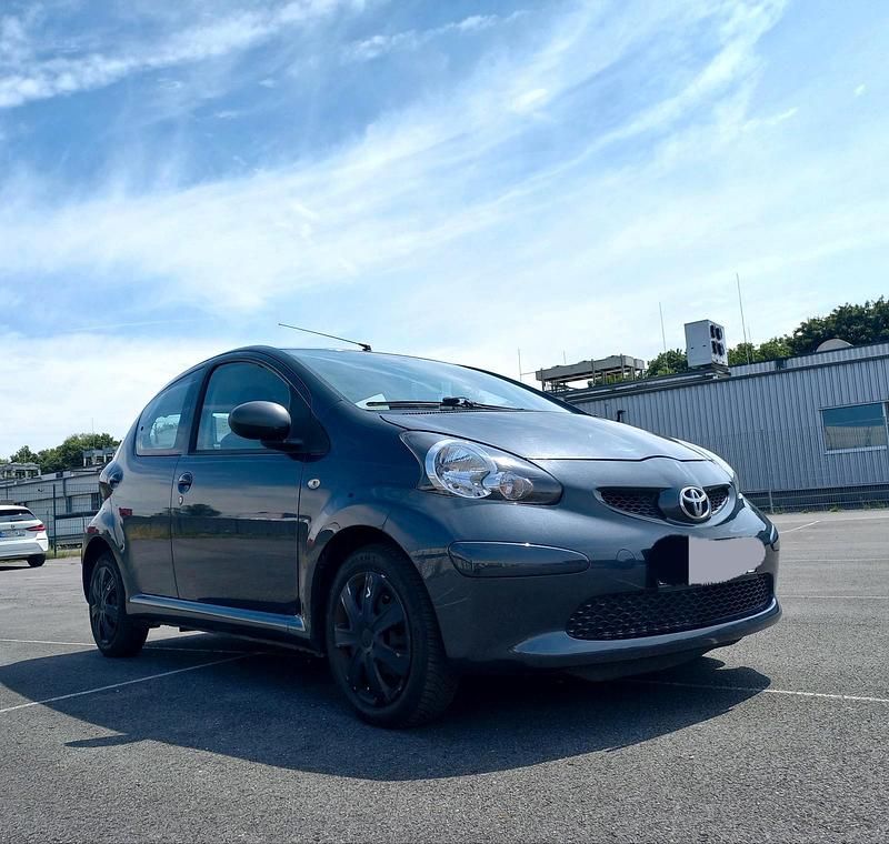 Grau Gebraucht 2009 Toyota Aygo Kleinwagen | 2.500 € (Fairer Preis) - Bild 1/4