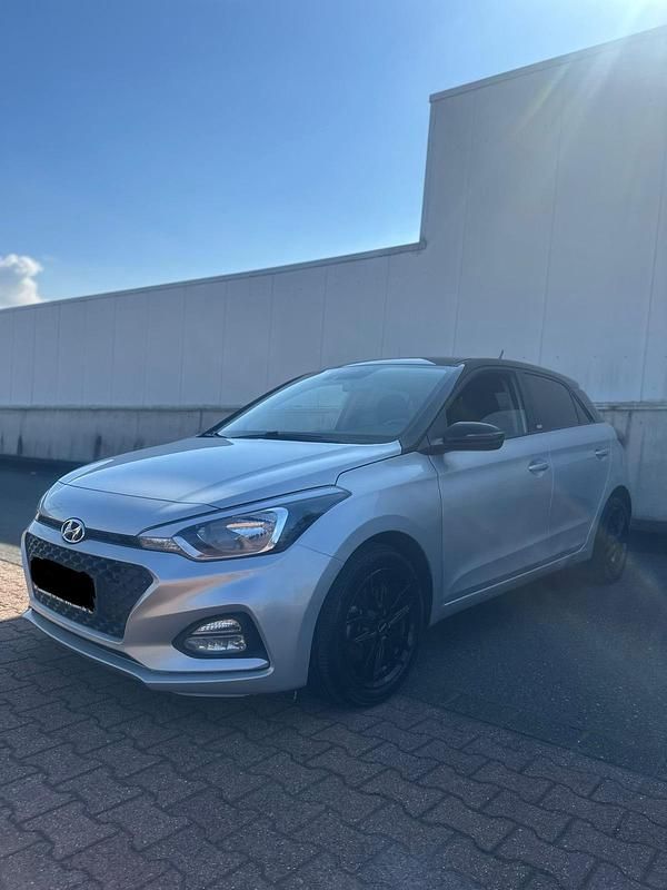 Gebraucht Hyundai i20 101 PS (74 kW) 2020 Silber Kleinwagen