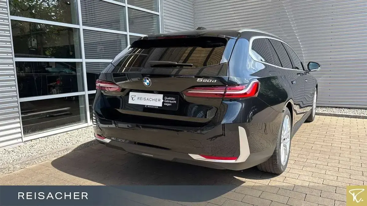 Gebraucht BMW 520 Comfort Edition 197 PS (144 kW) 2025 Saphirschwarz metallic Kombi