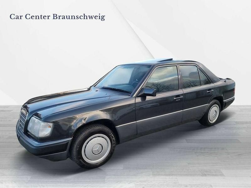 Schwarz Gebraucht 1995 Mercedes E200 Limousine | 2.999 € - Bild 1/4