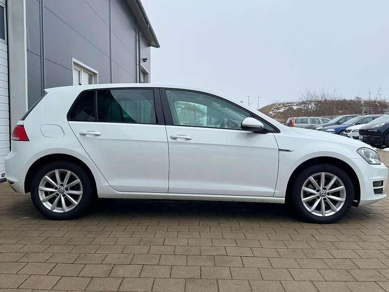 Gebraucht VW Golf VII 125 PS (91 kW) 2016 Pure white Kleinwagen