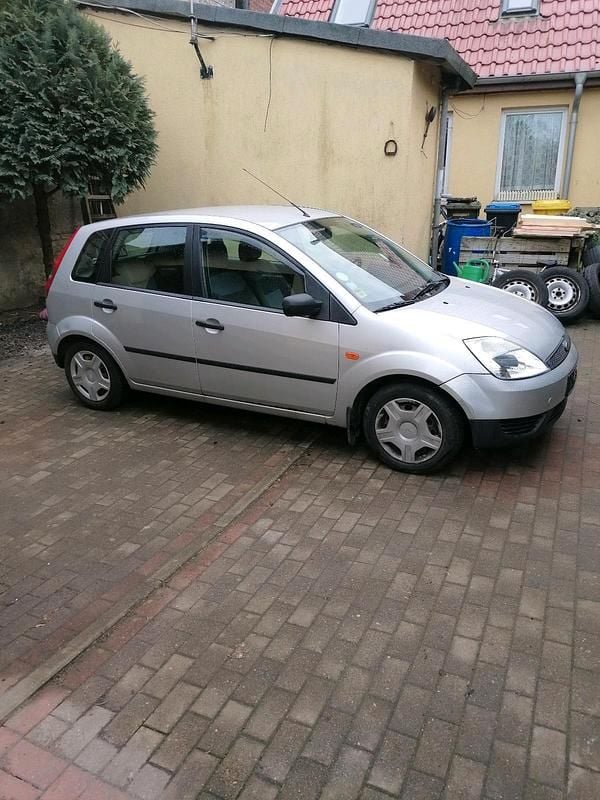 Gebraucht Ford Fiesta 60 PS (44 kW) 2002 Silber Kleinwagen