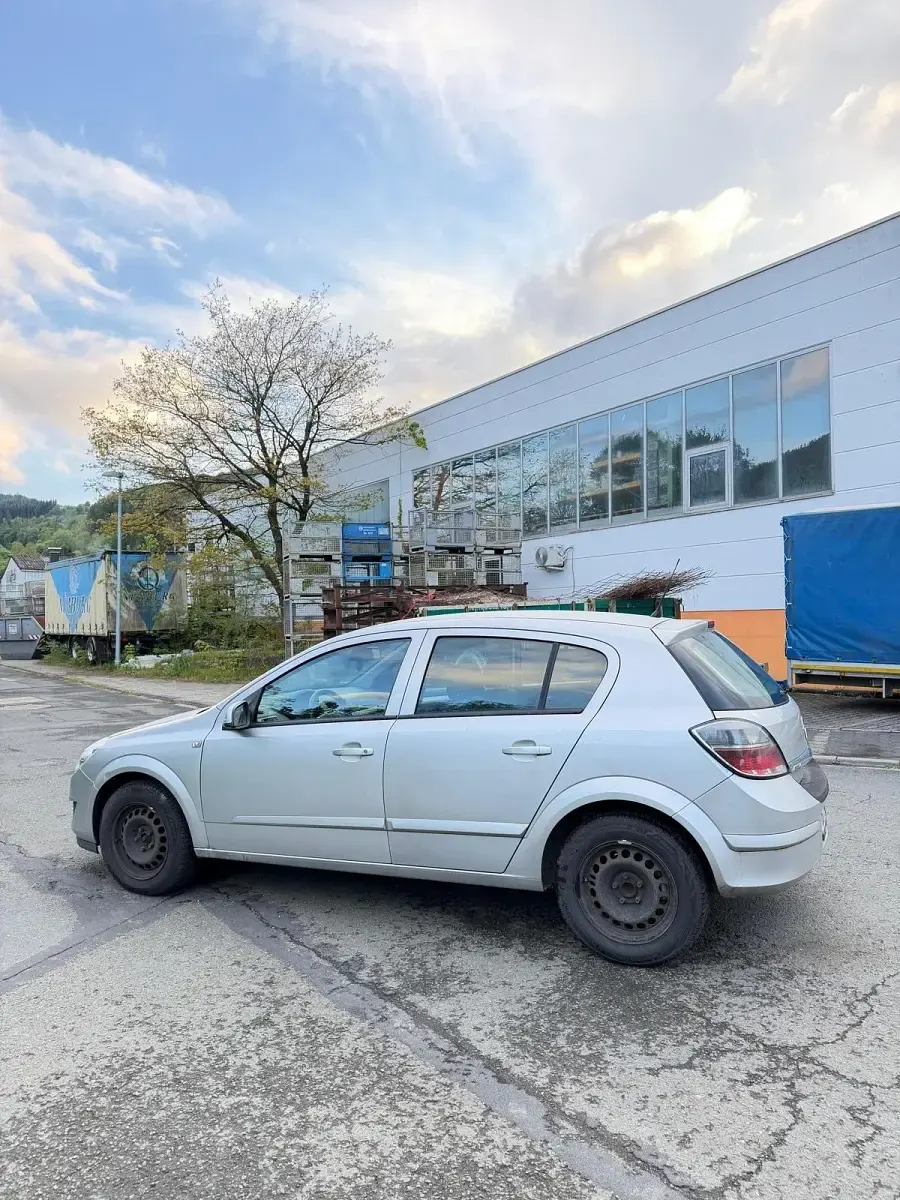 Używany Opel Astra 116 KM (85 kW) 2007 Srebrny Hatchback