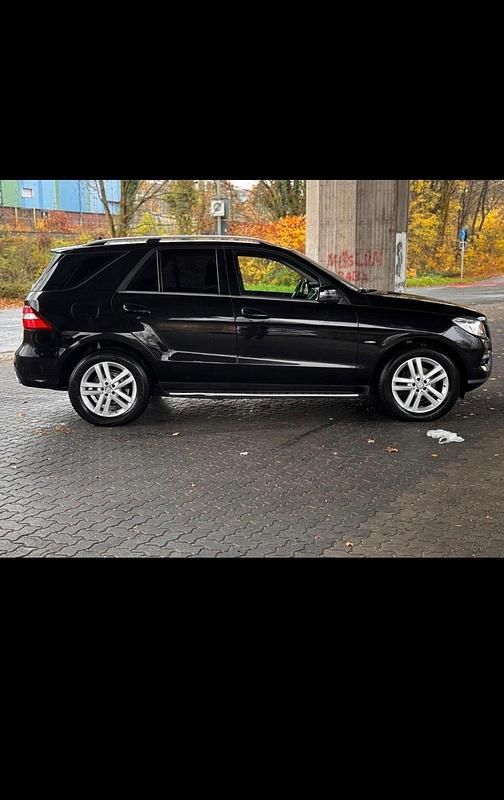 Gebraucht Mercedes ML250 204 PS (150 kW) 2011 Schwarz SUV