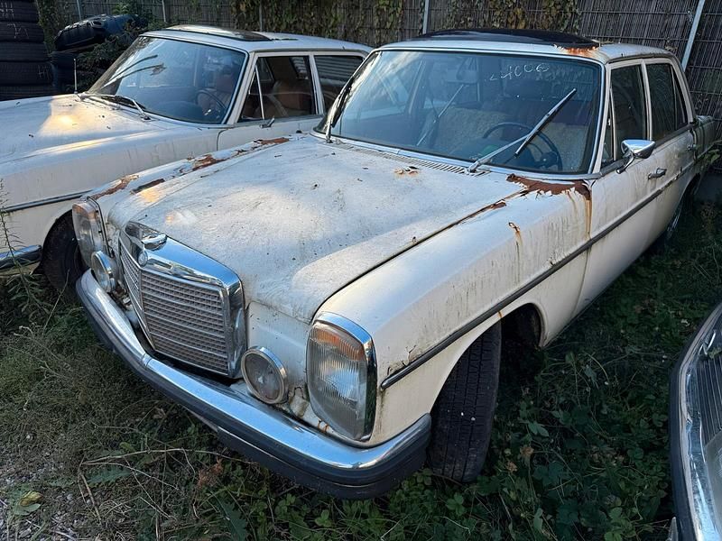 Weiß Gebraucht 1971 Mercedes 200/8 Limousine | 1.999 € - Bild 1/4