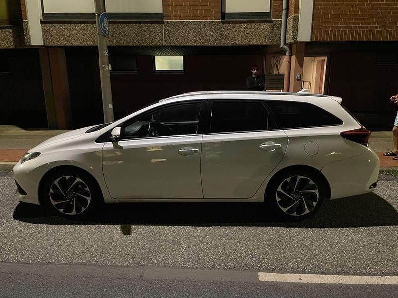 Weiß Gebraucht 2016 Toyota Auris Limousine | 7.500 € (Fairer Preis) - Bild 1/4