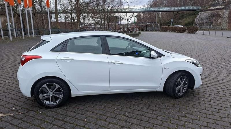 Gebraucht Hyundai i30 Trend 101 PS (74 kW) 2015 Weiß Limousine