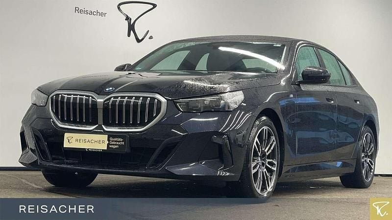 Carbonschwarz metallic Gebraucht 2024 BMW 550 M Sport Limousine | 64.999 € (Superpreis) - Bild 1/4
