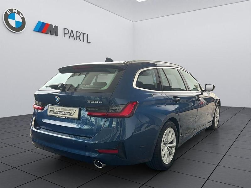 Gebraucht BMW 330e Sport Line 292 PS (214 kW) 2021 Phytonicblau metallic Kombi