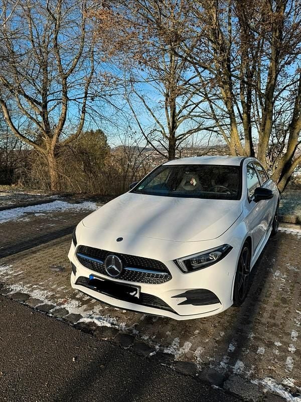 Weiß Gebraucht 2020 Mercedes A200 AMG line Limousine | 22.999 € (Fairer Preis) - Bild 1/4