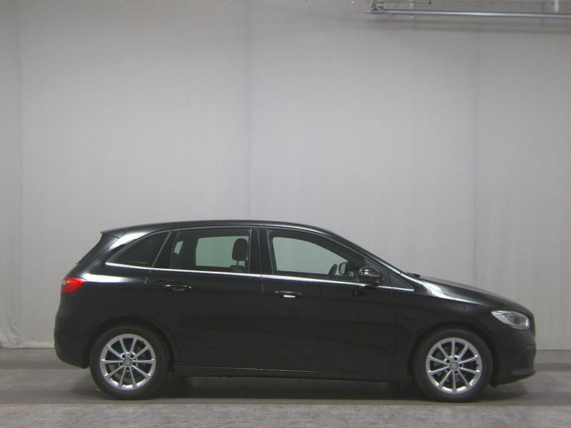 Schwarz Gebraucht 2021 Mercedes B180 Style Van / Kleinbus | 16.380 € (Superpreis) - Bild 1/4