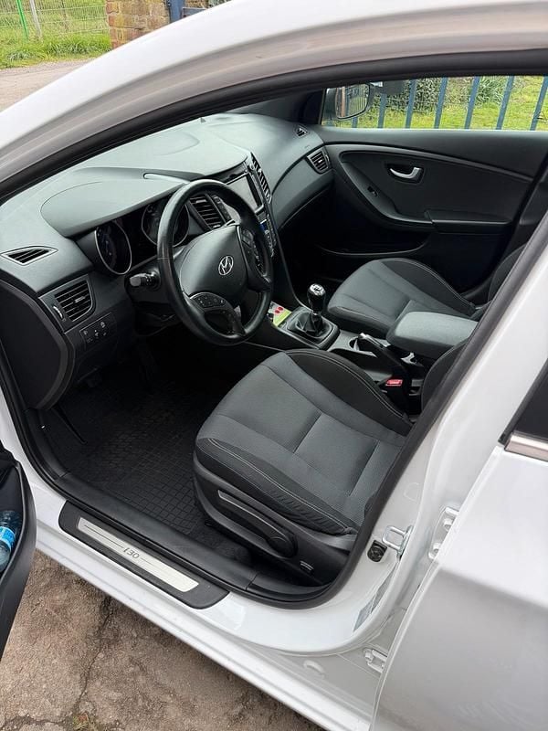 Gebraucht Hyundai i30 110 PS (80 kW) 2016 Weiß Kombi