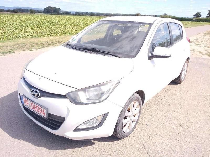 Gebraucht Hyundai i20 Edition 75 PS (55 kW) 2013 Coral white / sol Kleinwagen