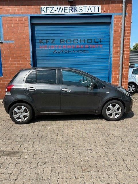 Grau Gebraucht 2011 Toyota Yaris Edition Kleinwagen | 3.300 € (Superpreis) - Bild 1/4