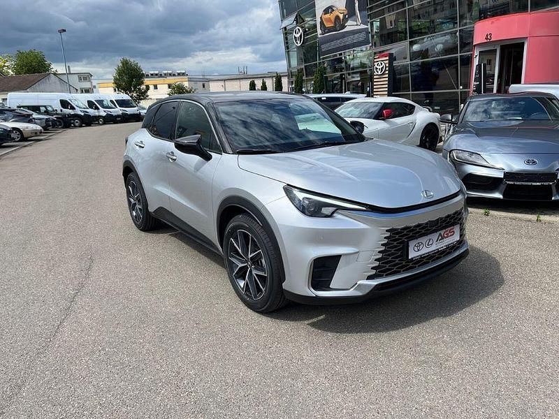 Neu Lexus LBX 136 PS (100 kW) 2025 Silber SUV