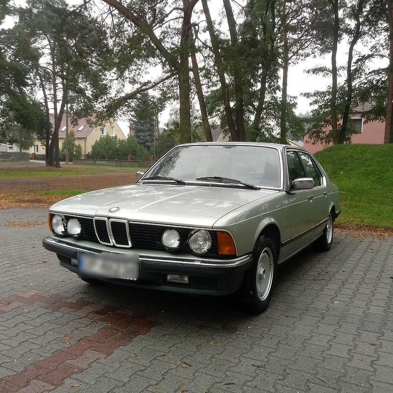 Grün Gebraucht 1983 BMW 735 Limousine | 18.500 € - Bild 1/4