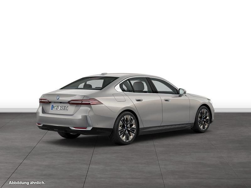 Gebraucht BMW 550e 489 PS (359 kW) 2025 Grau Limousine