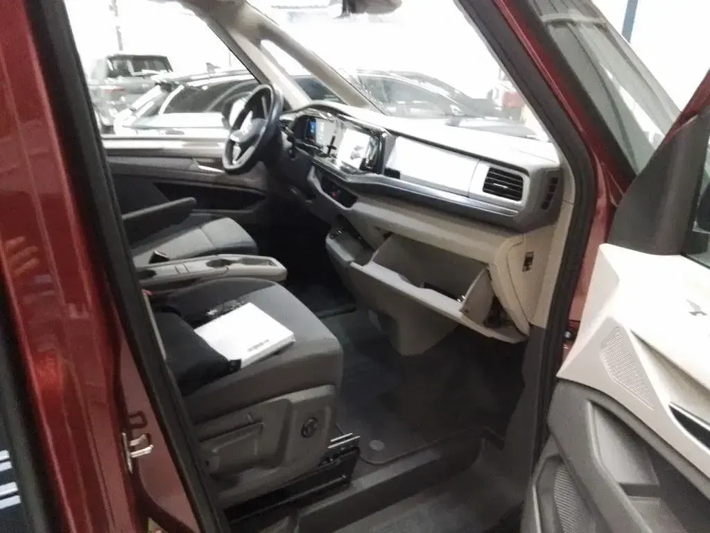 Gebraucht VW Multivan Basis 204 PS (150 kW) 2024 Rot Van / Kleinbus