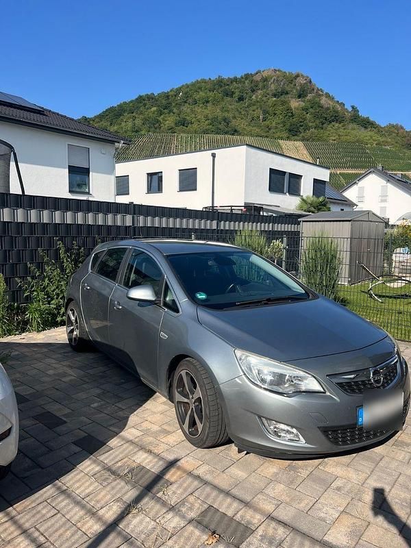 Grau Gebraucht 2012 Opel Astra Limousine | 5.900 € (Fairer Preis) - Bild 1/4