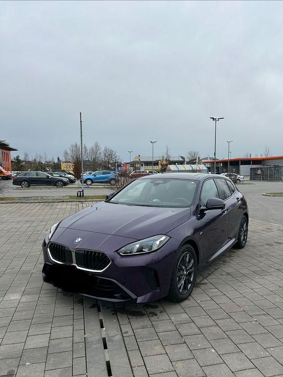 Violet Gebraucht 2024 BMW 120 M Sport Kleinwagen | 38.399 € (Etwas zu teuer) - Bild 1/4