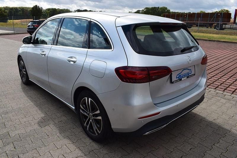 Gebraucht Mercedes B180 Progressive 136 PS (100 kW) 2023 Silber Van / Kleinbus