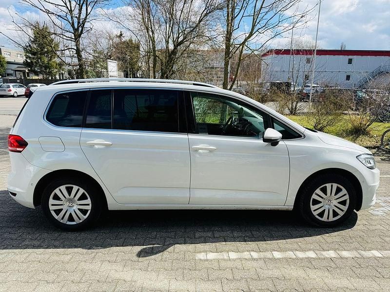 Weiß Gebraucht 2016 VW Touran Highline Van / Kleinbus | 17.000 € (Fairer Preis) - Bild 1/4